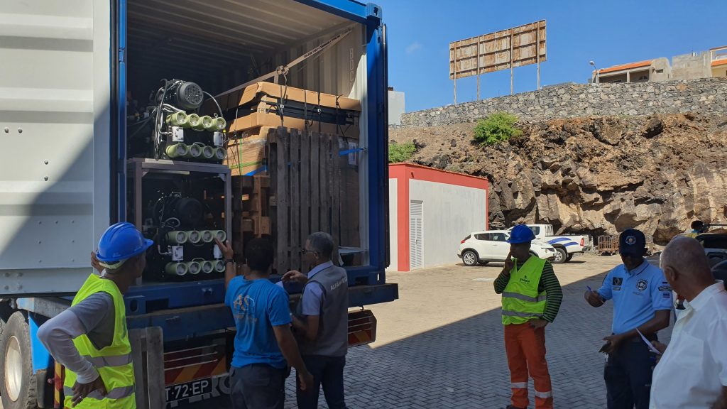 Desalienatiemachine arriveert in de haven van porto Novo